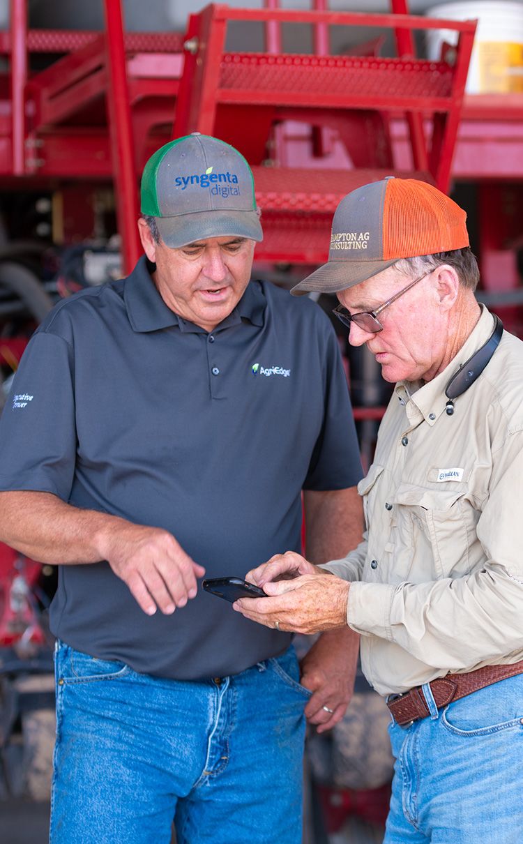 Matt Moreland und Monte Hampton, ein Agronom und Pflanzenbauberater von Moreland Farms.