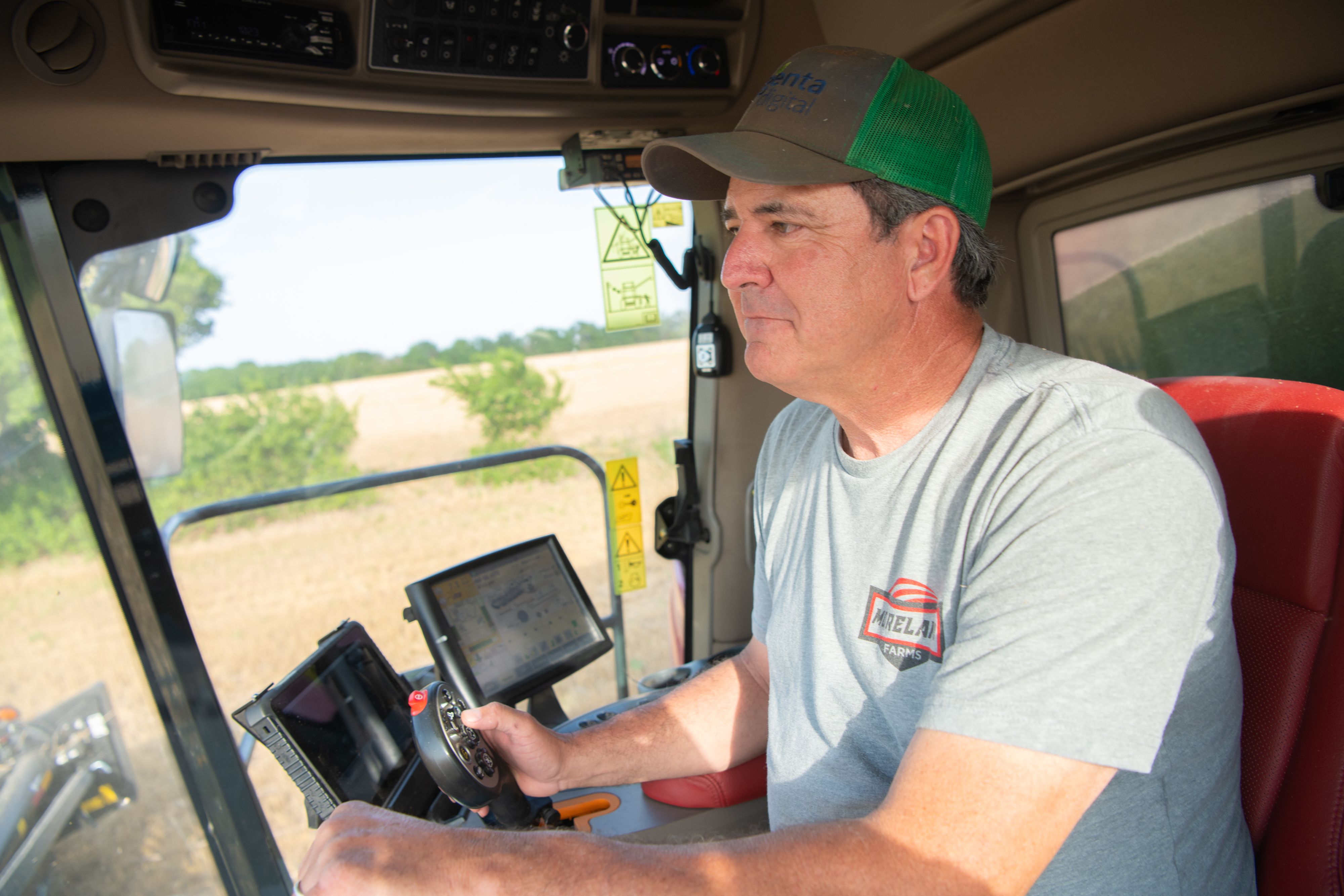 马特·莫兰德驾驶着联合收割机。平板电脑上显示莫兰德农场小麦的产量和蛋白质含量。